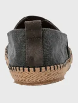 Alpargatas Hush Puppies modelo Hubert, color negro, con suela de yute trenzado y costuras decorativas. Diseño slip-on con elástico en el empeine.