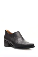 Zapato de cuero negro con puntera cuadrada, taco bajo y cierre trasero.