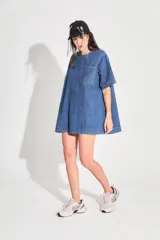 Vestido corto de denim azul con corte en A, mangas cortas y bolsillo en el delantero con isologo doble R bordado a tono.