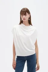 Top blanco de viscosa, de corte holgado, mangas cortas y cuello buche con drapeado.