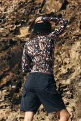 Remera de manga larga con estampado animal print en tonos marrones y negros.