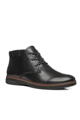 Bota baja de cuero marrón para hombre, con cordones y suela de goma.