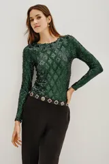 Remera de manga larga ajustada al cuerpo, confeccionada en tejido cubierto de lentejuelas verdes con diseño geométrico de rombos.