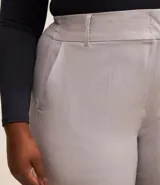 Pantalón wide leg color gris claro, de sastrería, con cintura con elástico trasero, trabillas y cierre por vista oculta.