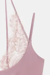 Body negro de tejido elástico con escote redondo y tirantes finos. Presenta un panel superior de encaje floral a tono con diseño halter ajustable mediante lazada en el cuello y cierre inferior con botones a presión.