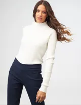 Pantalón largo color beige, de gabardina elastizada, marca Ruby Rd. Delantera con bolsillos simulados y trasera con bolsillos aplicados.