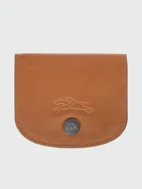 Tarjetero plegable de cuero color verde oliva, con cierre de broche a presión y compartimentos internos para tarjetas.