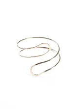 Brazalete dorado minimalista con diseño entrelazado y ajustable para el brazo.