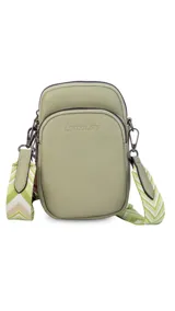 Bandolera compacta color rojo con textura de cuero, correa regulable y desmontable con diseño de rayas rojas y blancas. Cuenta con bolsillos frontales y cierre, interior forrado en tela.