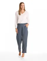 Pantalon de corte relajado color beige, con cintura plana en el frente y elástica en la parte posterior. Presenta pierna de corte recto, bolsillos laterales diagonales y bolsillos traseros simulados.