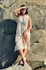 Vestido midi de crochet color crudo, con tajos laterales.