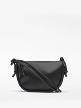 Bandolera mediana de diseño semicircular con textura granulada. Cuenta con un compartimento principal con cierre de cremallera, bolsillo interior con cierre y asa larga tubular ajustable con nudos. Logo grabado en la parte frontal.