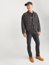 Jean de corte relaxed fit y tiro alto, con diseño clásico de cinco bolsillos. Confeccionado en denim de sarga color negro con efecto lavado.