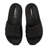 Sandalias tipo chinelas de goma color negro, con plataforma baja y diseño acolchado en la tira superior.