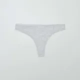 Braga brasileña gris de algodón con ribete de encaje blanco.