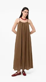 Vestido largo negro de corte amplio y fluido, con escote fruncido y doble tirante fino.