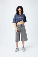 Remera azul de manga corta con estampa de caballo y texto "It's about to get WESTERN".