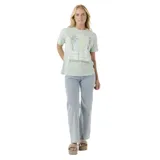 Remera verde claro de corte recto, con cuello redondo y mangas cortas. Estampado frontal con palmera, sol y texto "Alohah Hotel The Sun is Always Shining Rip Curl Surf Company".