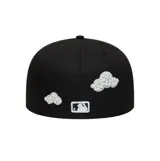 Gorra New Era modelo 59Fifty de los Chicago White Sox, color negro, con diseño estructurado y visera plana. Cuenta con el logotipo bordado en relieve en la parte frontal, acompañado de nubes bordadas decoradas con perlas sintéticas.