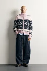 Chaqueta de punto relaxed fit tejida con mezcla de lana, con diseño de rombos y patrones geométricos en tonos azul marino, blanco y rosado. Cuenta con cuello alto, manga larga, acabados en rib y cierre frontal con cremallera de doble dirección.
