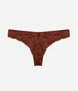 Bombacha bikini hilo dental de encaje bordó con textura floral, laterales anchos y detalle de medalla metálica.