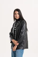 Blazer negro de efecto cuero, con solapas y cierre frontal de botones.