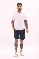 Bermuda tipo chino color azul marino, de corte recto y largo hasta la mitad del muslo.