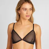 Sujetador triangular negro de tul calado con detalles de encaje y un pequeño adorno rojo en el centro. Tiene tirantes finos ajustables y cierre trasero de gancho.