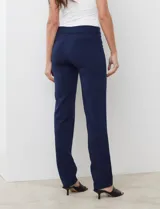 Pantalón de vestir azul marino, marca Zac & Rachel, con pretina con faja interna modeladora y bolsillos rectos delanteros y traseros simulados.