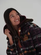 Buzo canguro oversize con capucha y cuello alto, confeccionado con paños de lana estampados.