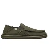 Zapatos tipo slip-on Sanuk, color verde oliva, con diseño de bordes deshilachados y talón plegable. Confeccionados en una mezcla de cáñamo y algodón, cuentan con paneles elásticos laterales, forro interior estampado y suela de goma con entresuela de EVA para mayor amortiguación.