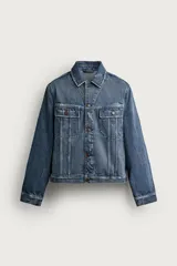Campera de denim de algodón en color azul, con lavado efecto desgastado, cuello solapa y cierre frontal de botonadura metálica. Presenta bolsillos con solapa en el pecho, mangas largas con puños abotonados y trabilla ajustable en la cintura posterior.