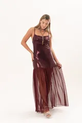Vestido largo bordó con acabado brillante en el torso y tirantes finos, con falda larga semitransparente de tejido de red.