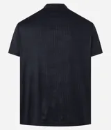 Remera deportiva de manga corta y cuello redondo, color celeste, con tecnología dry y detalles reflectantes en los hombros.