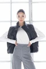 Pantalón palazzo gris con finas rayas verticales blancas.