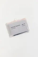 Vedetina menstrual de microfibra con corte láser y terminaciones bondeadas. Cuenta con laterales anchos y un pad interno de absorción moderada con forro de algodón en contacto con la piel.