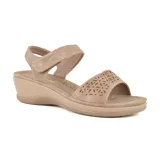Sandalias bajas color beige con plataforma y correa con velcro en el tobillo.