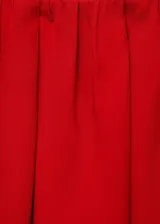 Falda larga de corte recto en color rojo, con cintura elástica fruncida y bolsillos laterales. Cuenta con forro interior.