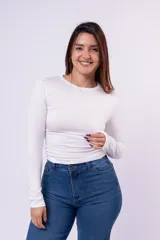Remera de manga larga y cuello redondo, confeccionada en algodón con lycra, de calce entallado al cuerpo.