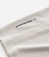 Remera deportiva de manga corta y cuello redondo, color celeste, con tecnología dry y detalles reflectantes en los hombros.