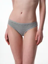 Bombacha tipo bikini de algodón con textura acanalada, tiro medio y detalle de puntilla en el borde superior.
