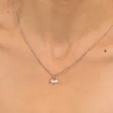 Collar plateado con dije de perlas naturales en forma de gota.