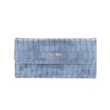 Monedero azul con textura símil piel de cocodrilo, con cierre de broche imantado. Interior con tarjetero, espacio para billetes y bolsillo interno con cierre.