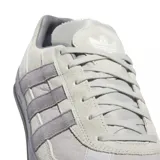 Zapatillas Adidas Aloha Super color gris claro con las tres tiras laterales en gris oscuro.