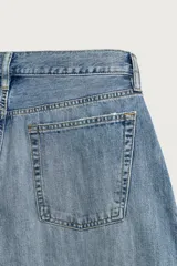 Jeans loose balloon fit de denim de algodón con diseño de cinco bolsillos y efecto lavado. Presentan bandas laterales en contraste y cierre frontal con cremallera y botón.