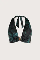 Top de bikini estilo halter con diseño de ondas en tonos negro y turquesa. Presenta un detalle de avío metálico con piedra central en el escote y tiras para anudar al cuello.