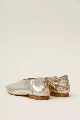 Chatas planas de cuero vacuno, color peltre metalizado, con punta cuadrada y escote pronunciado en el empeine.