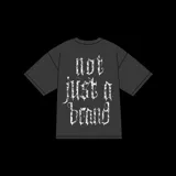 Remera negra de algodón con estampado en la espalda con la frase "not just a brand" en tipografía gótica.