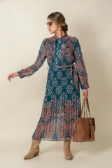 Vestido midi plisado de gasa estampada en tonos violeta y naranja, con lazo en el cuello y en la cintura.