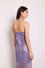 Vestido midi fucsia de encaje con transparencias sutiles, busto tipo corset con escote corazón y tirantes finos que se cruzan al cuello.